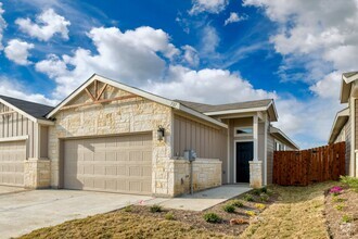 Building Photo - GORGEOUS 3 BEDROOM DUPLEX LOCATED IN MIDLO...