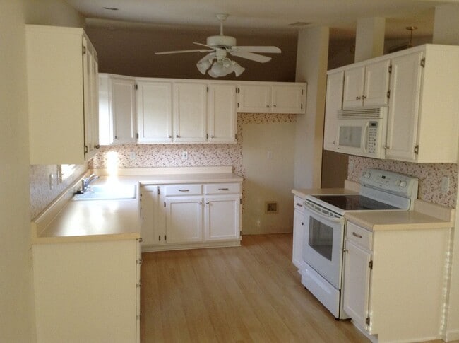 Building Photo - Cliff Rose - 3 Bedroom and 2 Bathroom