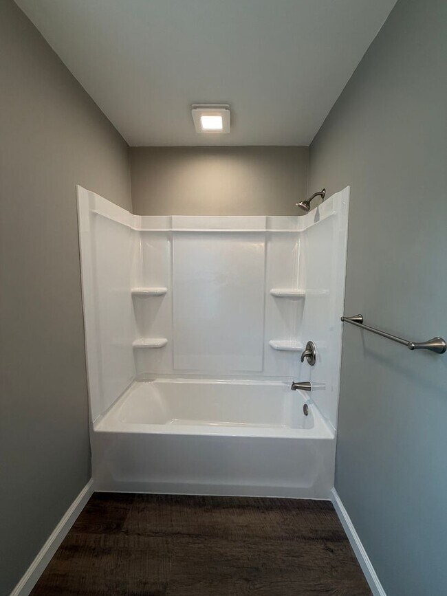 Building Photo - Newly Remodeled 4-bedroom, 1.5-Bath Single-Family Home in Danville, IL.