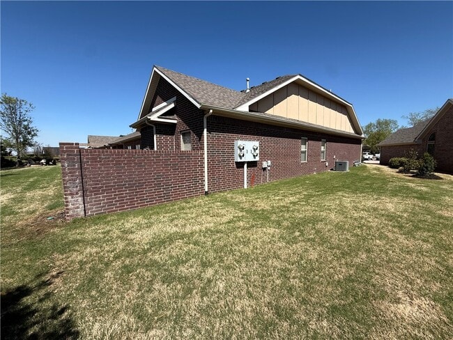 Building Photo - 6665 W Valley View Rd