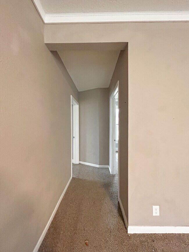Building Photo - Linwood Corner