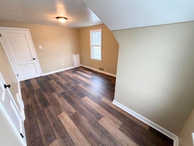 Building Photo - VIDEO WALK THROUGH Two Bedroom Home in an Excellent Neighborhood