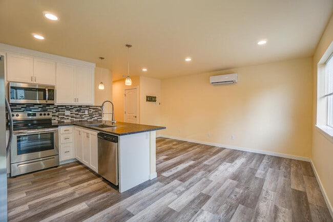 Building Photo - 11215 NE 23rd St