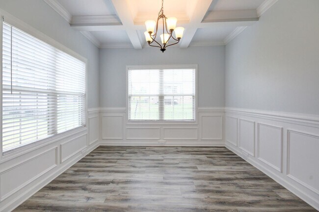 Building Photo - mega Huge wow. 4 bed 3 bath.