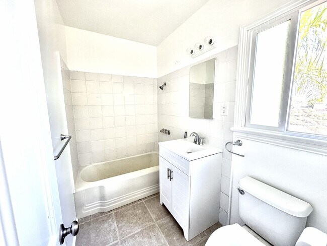 Building Photo - Light, bright, & SPACIOUS - 1 Bed/1 Bath T...