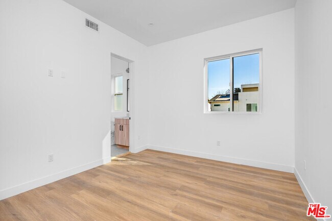 Building Photo - 10823 Morrison St