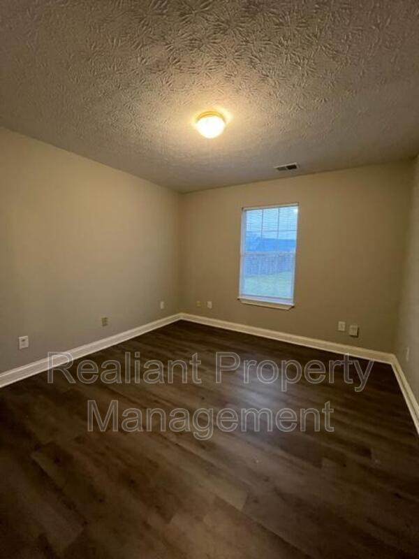 Building Photo - 1007 Pinoak Dr