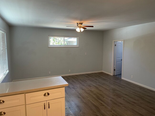 Building Photo - Beautiful Mid Century 3 Bedroom 3.5 Bathro...