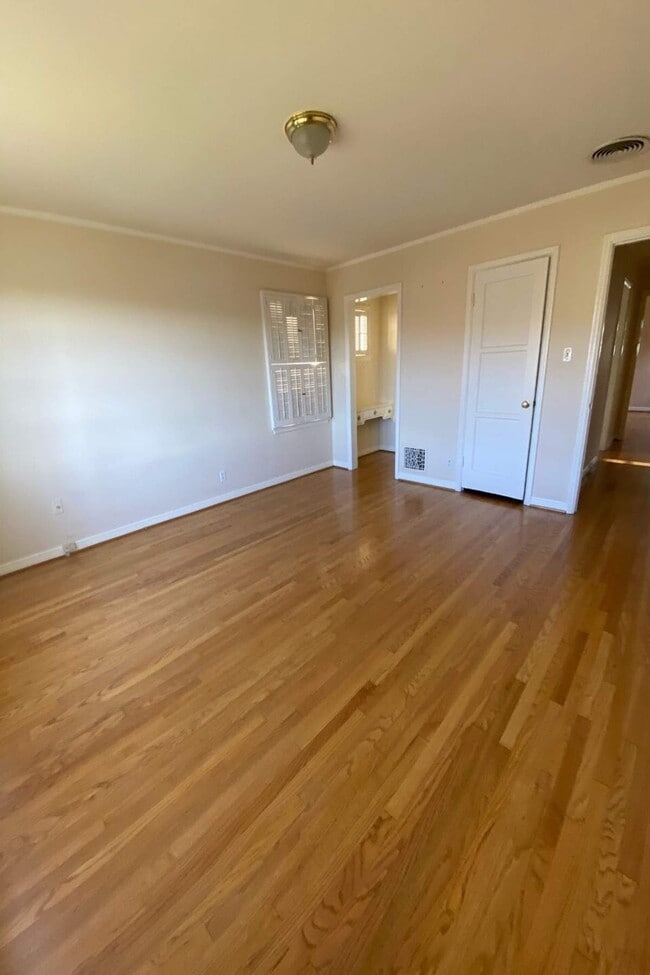 Building Photo - 4160 Holly Knoll Dr