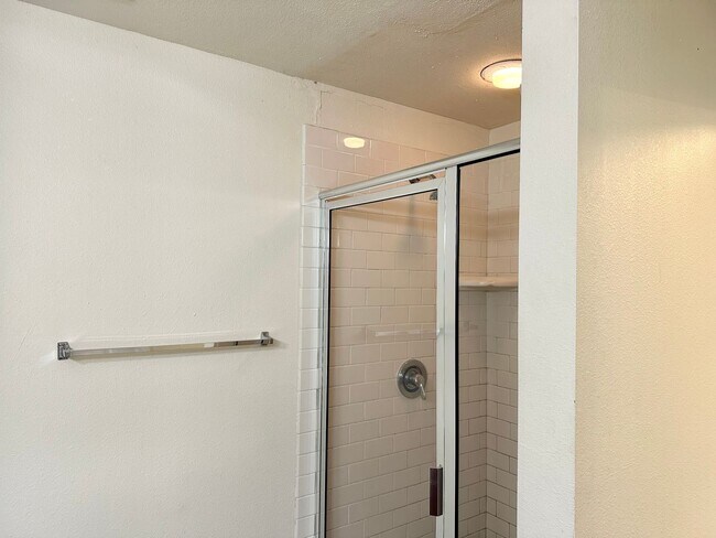 Building Photo - 2/2 Condo Near UT!