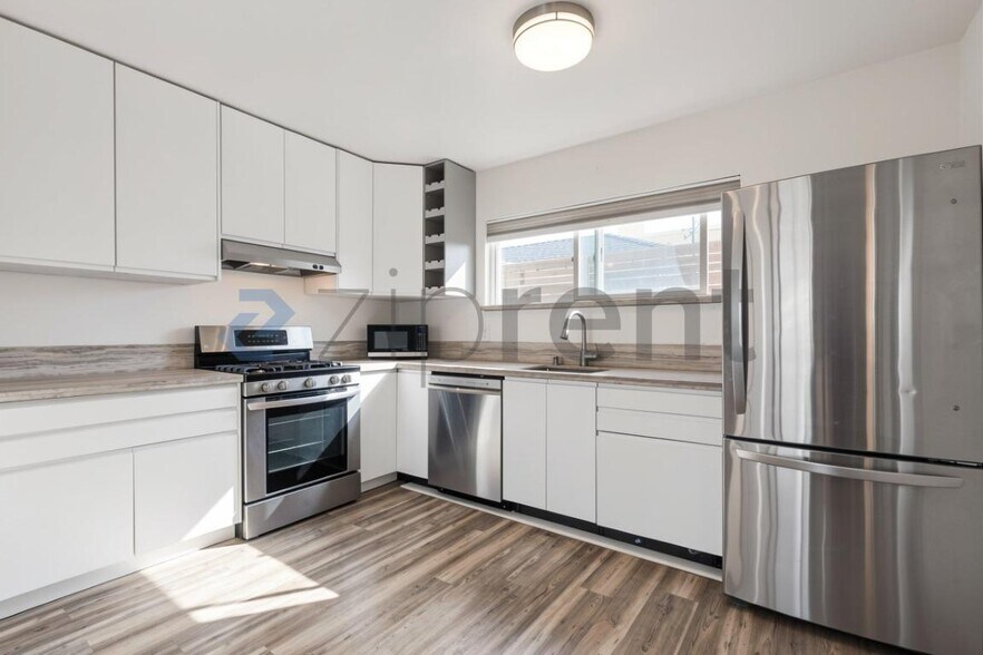 Building Photo - Unit B