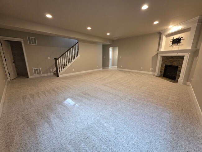 Building Photo - Spacious 5 Bed, 3 Bath Home in Desirable M...