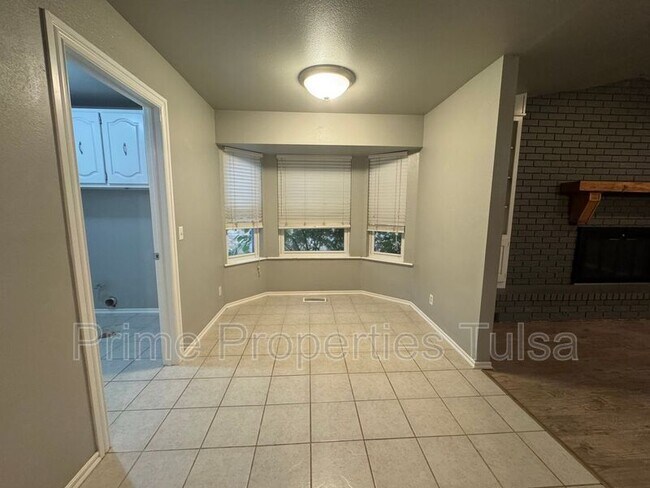 Building Photo - 5716 S Elm Ave