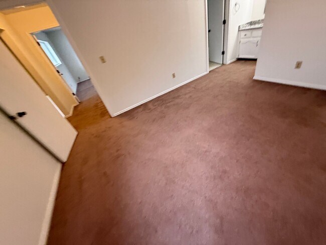 Building Photo - 3 Bedroom Duplex: One bed Downstairs, 2 large bedrooms upstairs