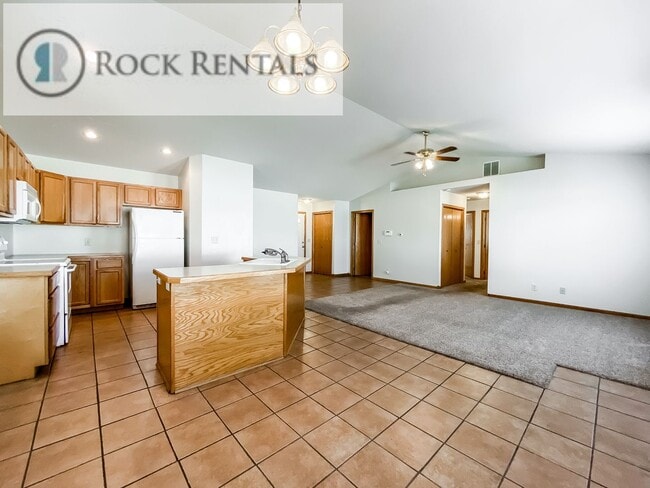 Building Photo - Beautiful 3 Bed 2 Bath Home in Quiet Neighborhood