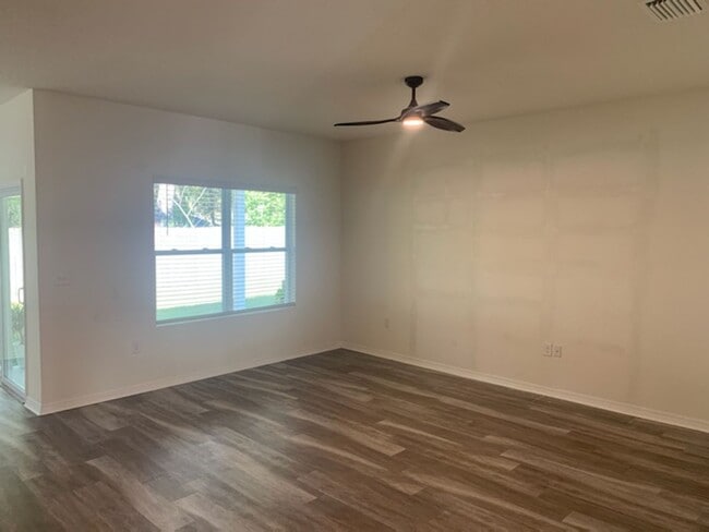 Building Photo - Beautiful Home Located In The New Chestnut Village Neighborhood On SW Archer Road