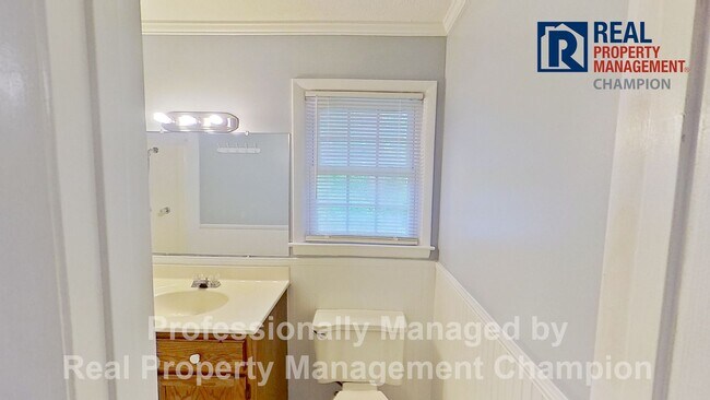 Building Photo - All Brick Ranch in the Heart of Hampstead