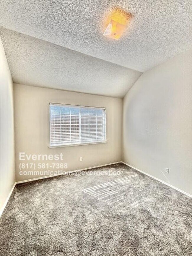 Building Photo - Spacious 3-Bedroom Home with Fenced Yard a...