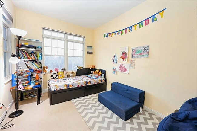 Building Photo - 614 Pond St