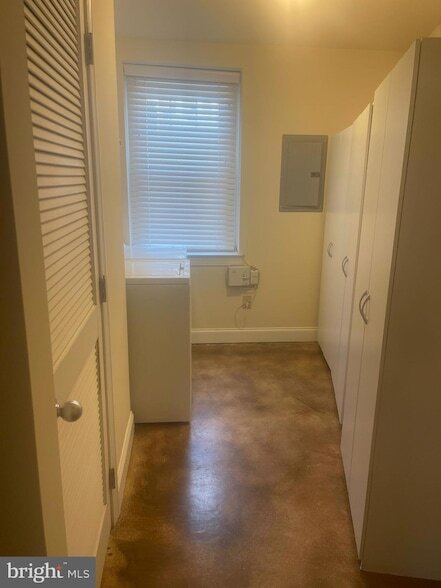 Building Photo - 609 Summit Ave