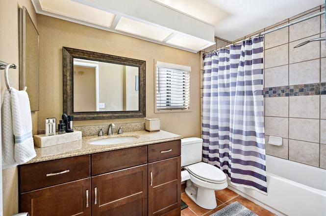 hall/guest bathroom - 77949 Calypso Rd