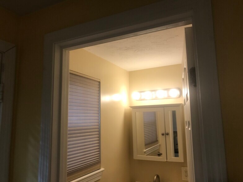 Building Photo - 16 Bowstring Way