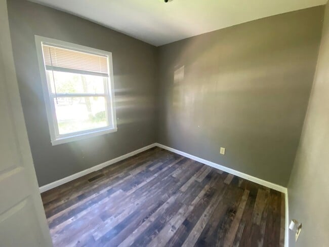 Building Photo - 617 W Owens St