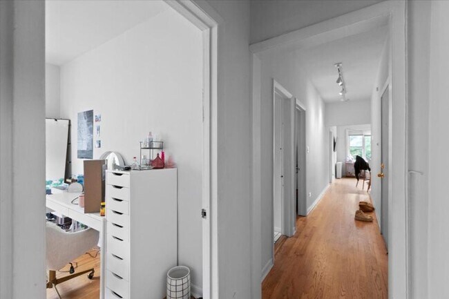 Building Photo - 3 bedroom in Chicago IL 60660