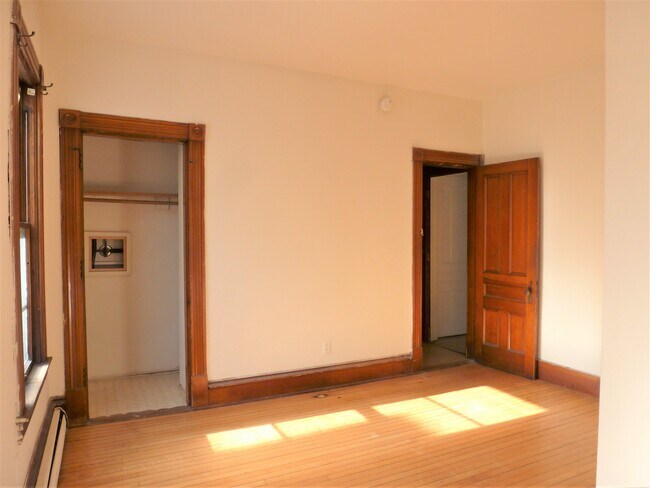 Building Photo - 12 Hickok Pl