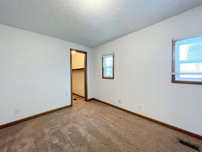 Building Photo - 3 Bed, 2 Bath in South Hutchinson