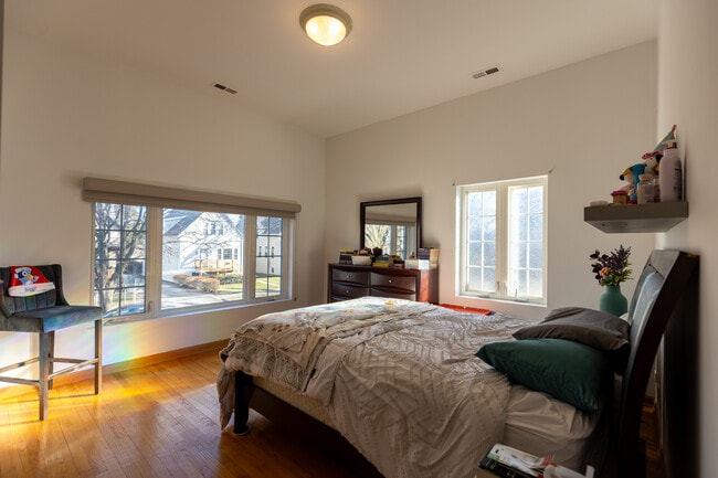 Building Photo - 4716 N Kilbourn Ave