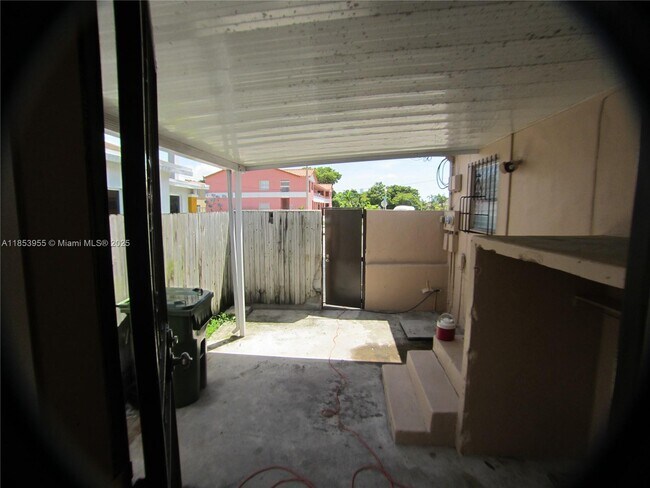 Building Photo - 1514 SW 22nd Ave