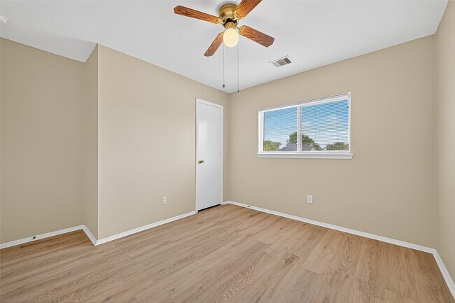 Building Photo - 6343 Settlers Square Ln