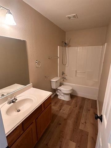 Building Photo - 5880 Crestview Dr