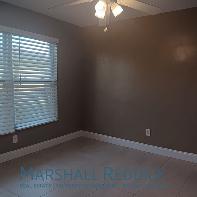 Building Photo - 2 bed 2 bath with a pool