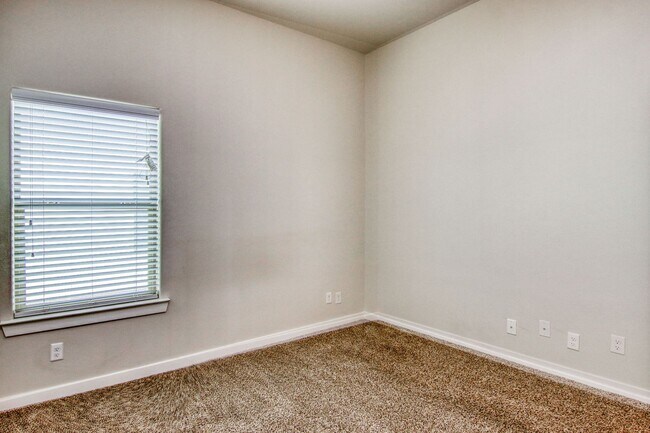 Building Photo - Beautiful East side House with 4 bed-2 baths