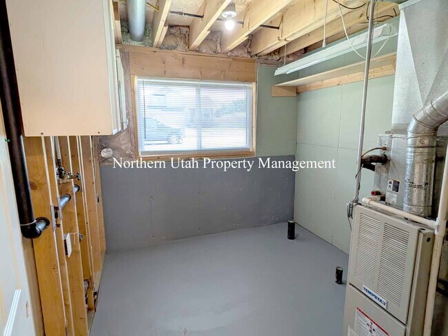 Building Photo - Updated 4 Bed, 2 Bath SFH