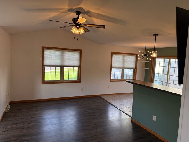 Building Photo - Remodeled 3BR 3BA Duplex in Black Earth –  $2650 month