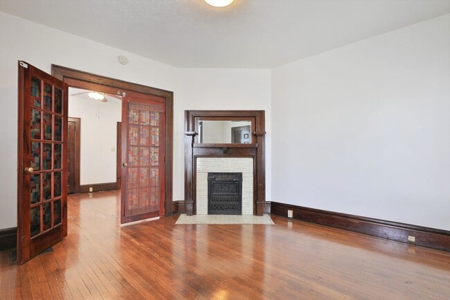 Building Photo - 4 Bedroom , 2 Bath Newly Renovated house -...