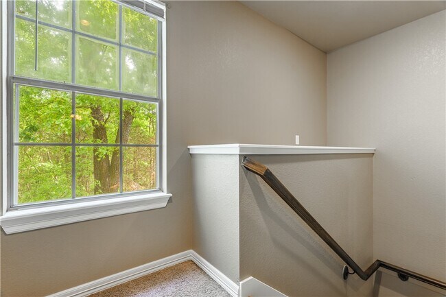 Building Photo - 56 S Woodsprings Dr