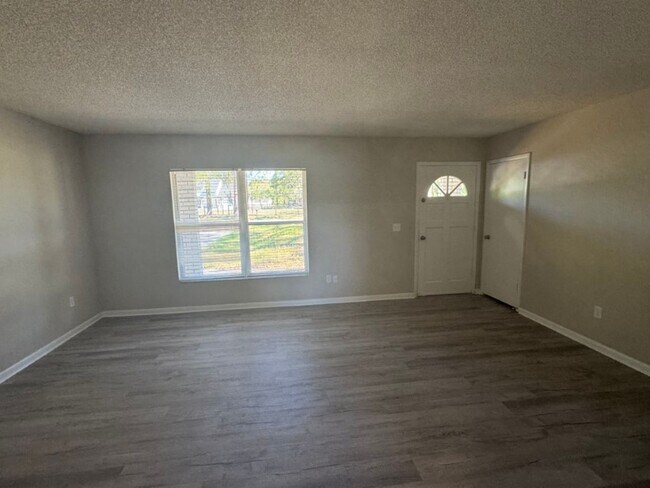 Building Photo - Home For Rent
