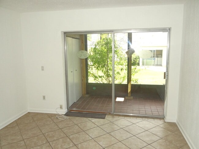Building Photo - 1/1 condo in the heart of Clearwater - Mov...