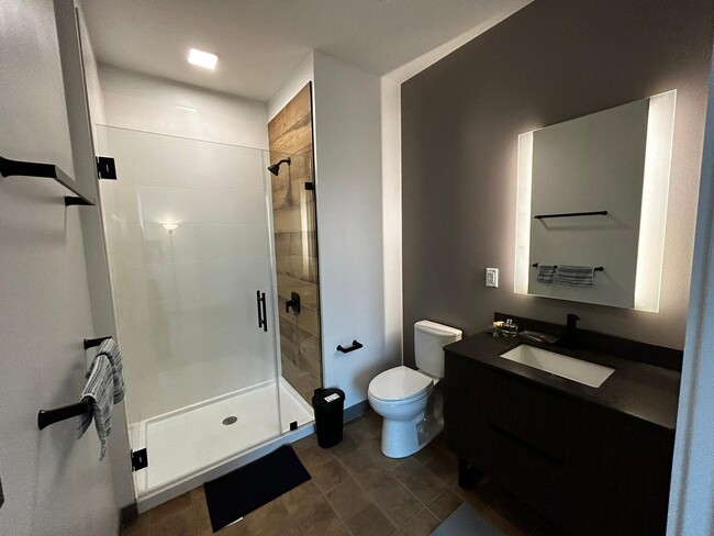 Building Photo - Master Room & Ensuite Bath - East Boston