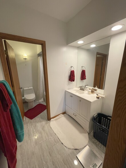 Master Bathroom2 - 1225 W Roscoe St