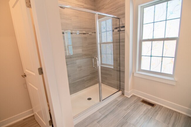 Building Photo - Luxury 3B/3.5B Townhome with Finished Base...