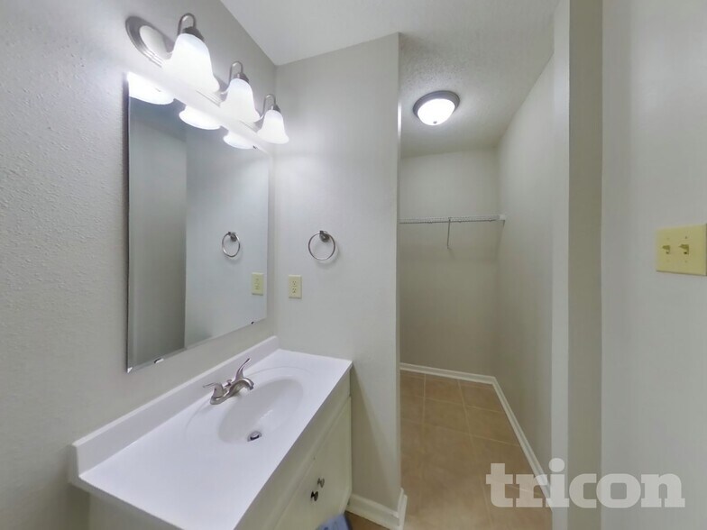 Building Photo - 2414 Summerwood Ln