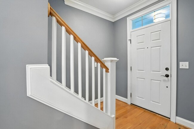 Building Photo - AVAILABLE NOW! BEAUTIFUL BRICK FRONT TOWNH...