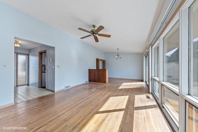 Building Photo - 493 Amherst Ave