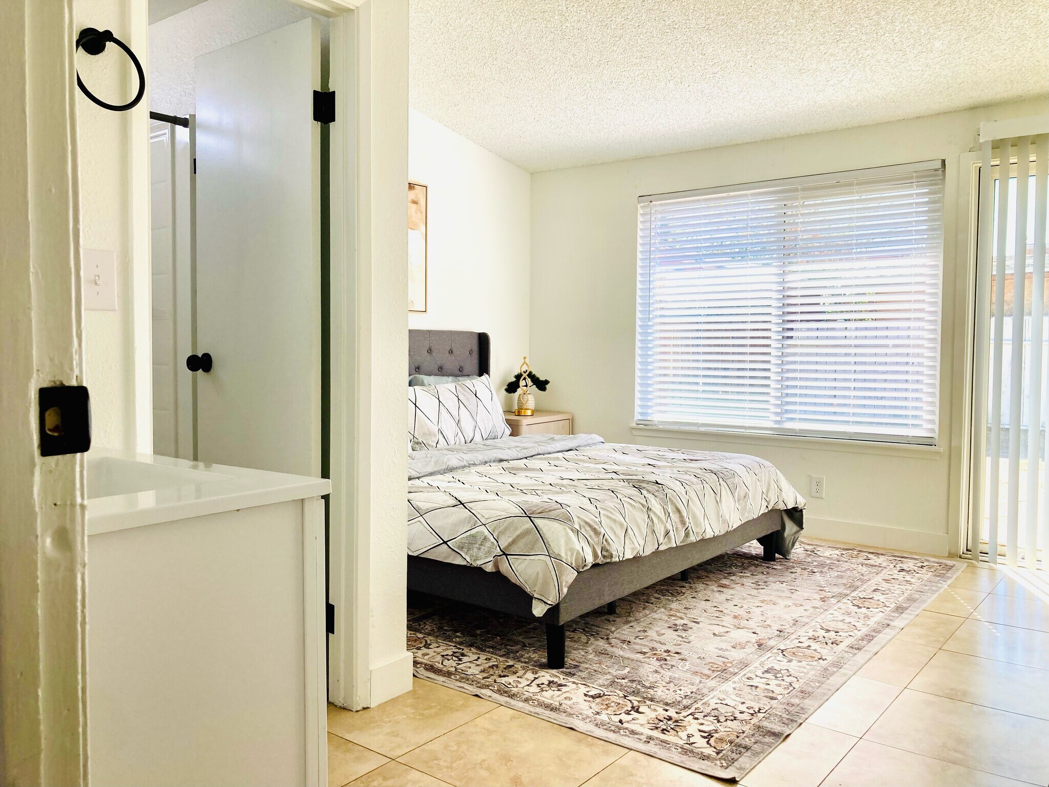 Building Photo - 3909 Montebello Ave