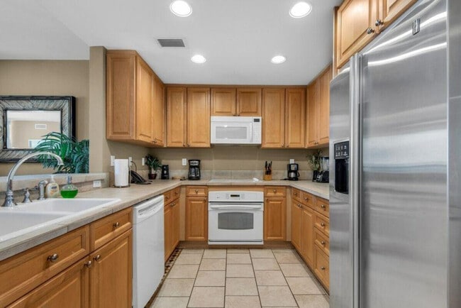 Building Photo - 2 Portofino Dr